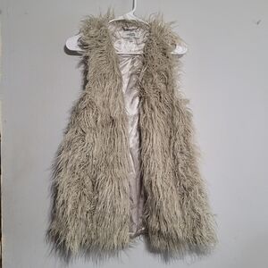 Charlotte Russe Shaggy Faux Fur Vest in Cream Medium‎